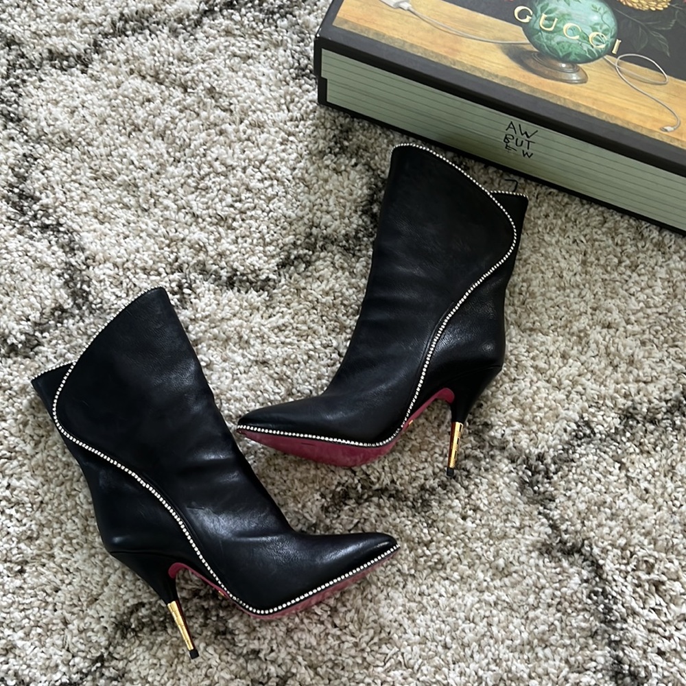 Black Gucci boots. Like New. Size 39. Have box, spare heel and caps travel bag. - Picture 2 of 6